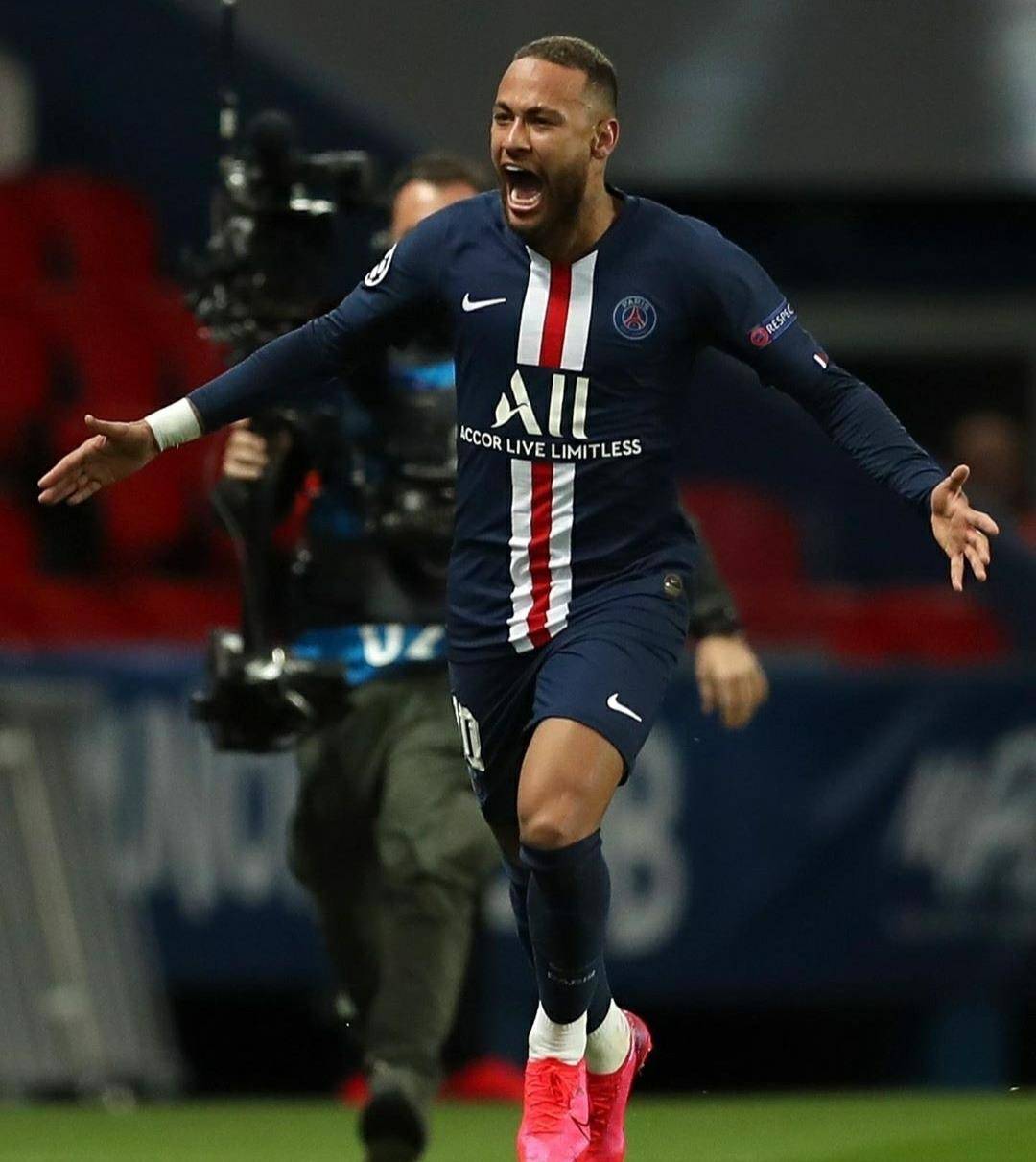 足球直播ayx - 内马尔迎来十赛季高光表现，巴黎圣日耳曼球迷沸腾！